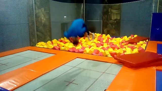 научился  кувырки в перед