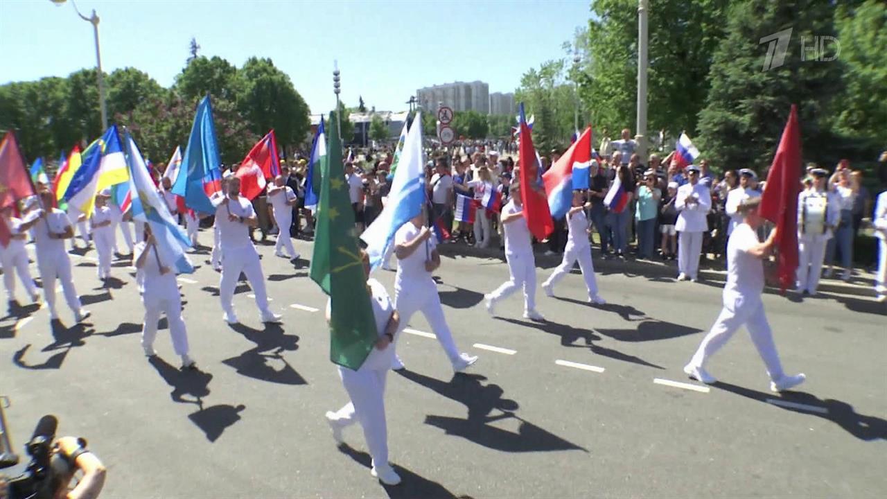 Две тысячи человек приняли участие в спортивном параде на ВДНХ