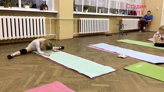 Акробатика для малышей. Кувырок назад в поперечный шпагат