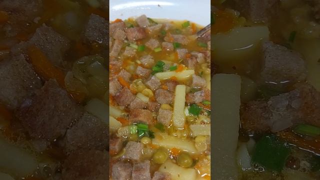 гороховый суп с чесночными сухариками