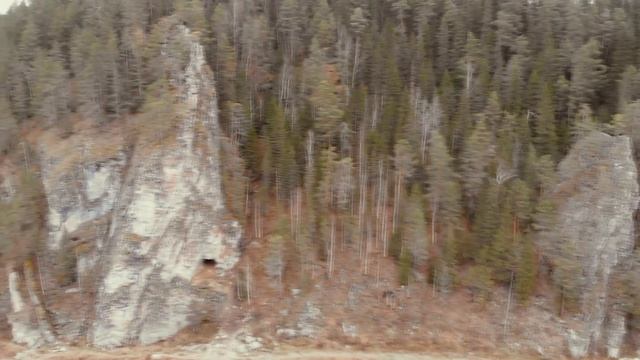 Тайна названия.  Камень Дыроватые ребра.  Прибрежные камни реки Чусовая. Аэросъемка.