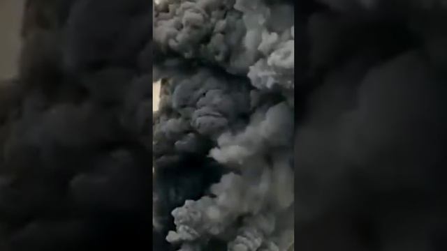 Извержение вулкана Табару в Индонезии