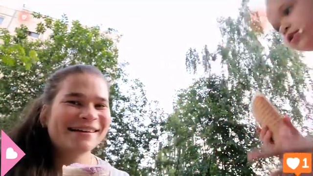 Гуляем! Мороженое! А вы обратили внимание, что мороженное не из черники а из черной смородины? хаха