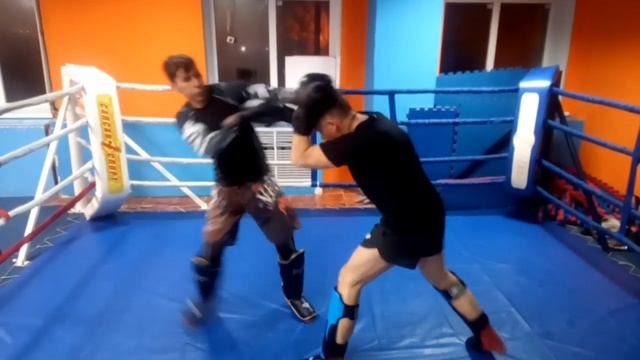 Возраст спорту не помеха. Мне 52 года и постоянно тренируюсь. Кикбоксинг и ММА.
