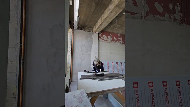 сделать стол для работы в цеху? легко!  надо только сверло и музыку.