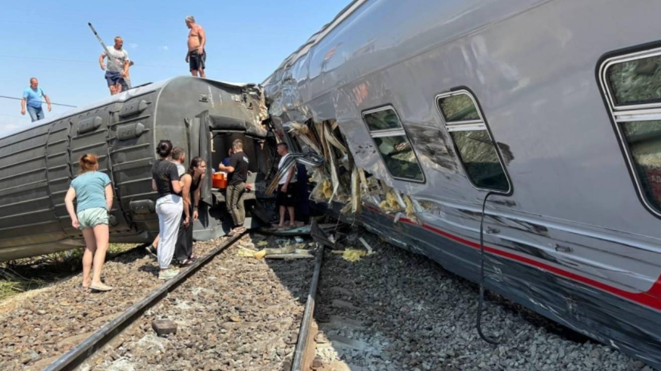 Крушение поезда: водитель КАМАЗа пытался проскочить перед составом на красный свет