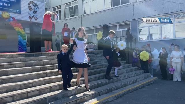 В Оренбурге в гимназии №5 проходят торжественные линейки по случаю окончания школы.