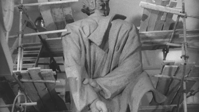 Скульптор В. И. Мухина в мастерской. 1947 г.