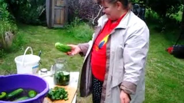 Видео прикол "Мама закатывает корнишончики"