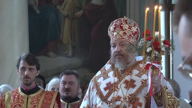 "Радуйся, благая Вратарнице, двери райския верным отверзающая..."