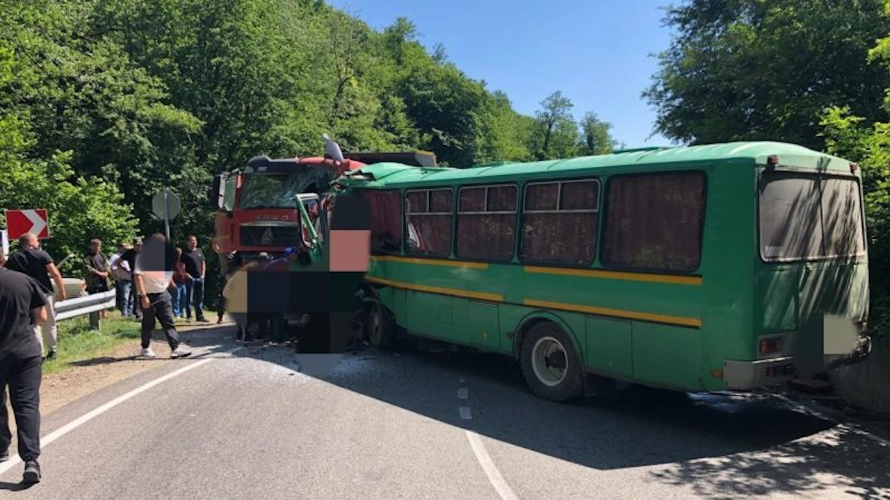 Водитель вахтового автобуса погиб в ДТП с грузовиком в Краснодарском крае