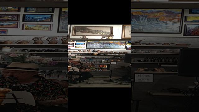 Поет именинник. 1000016594.mp4