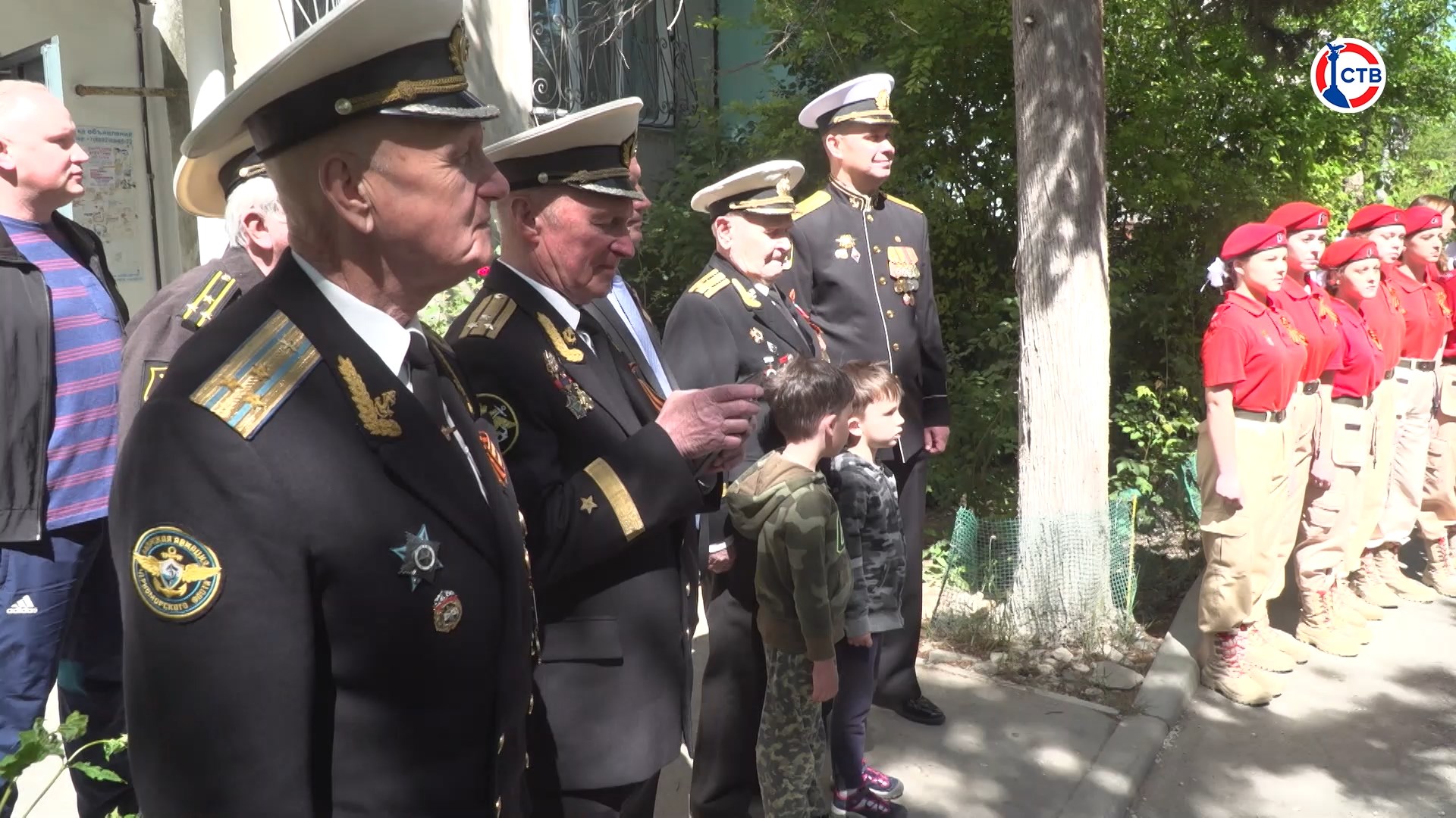 В Севастополе проводят парады Победы под окнами ветеранов