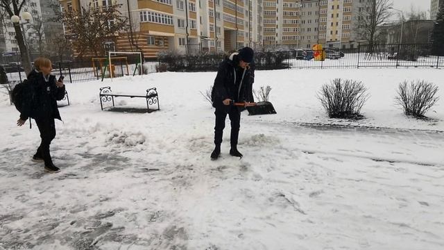 Глеб убирает снег, уважайте дворников!