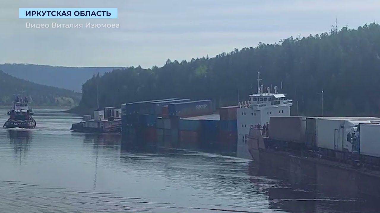На реке Лена частично затонул грузовой толкач