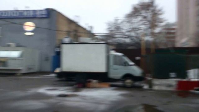 Ломают ларьки-магазинчики у метро "РЯЗАНСКИЙ ПРОСПЕКТ"