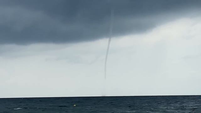 СРАЗУ СЕМЬ СМЕРЧЕЙ В ГЕЛЕНДЖИКЕ В МОРЕ! 19.08.2021 ТАКОГО МЫ ЕЩЕ НЕ ВИДЕЛИ.