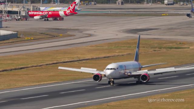 Боинг 767 авиакомпании Azur Air приземляется в аэропорту Пхукета.