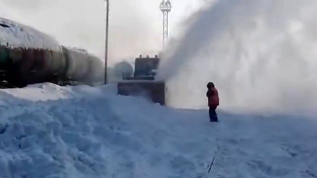 Ротор чистит снег