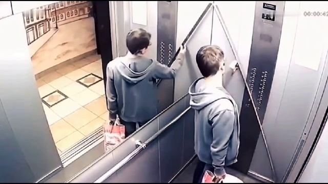 В лифте))