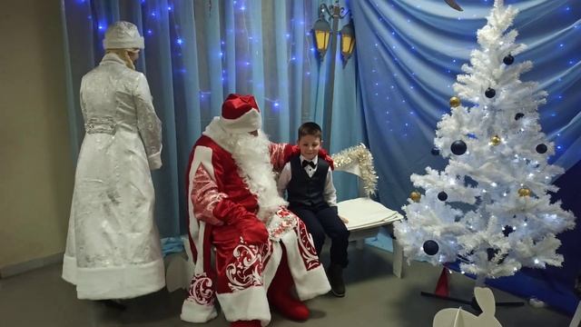 дед мороз мальчика поздравляет
