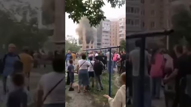 Большинство людей эвакуированы из подъезда дома в Ульяновске, где горят три квартиры.