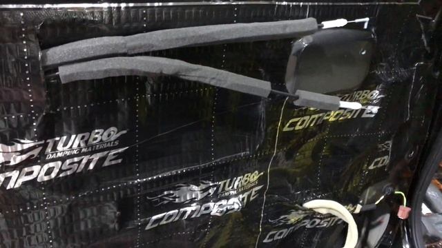 Виброизоляцию Комфортмат в Nissan Teana укладываем только прогретой, прокатываем роликом