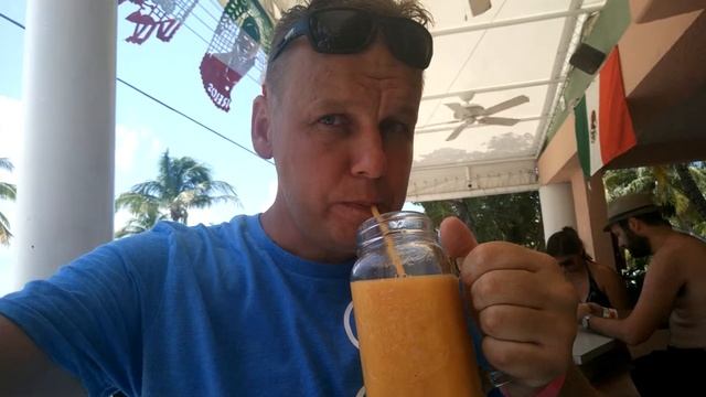 Остров Женщин (Isla Mujeres) Мексика/Пью сок из манго и папайи.