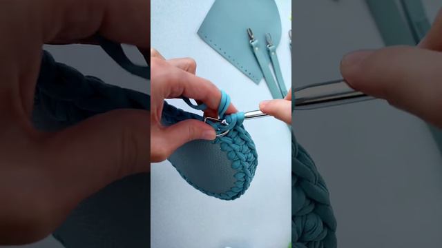 Как ввязать кольцо/карабин в сумку/рюкзак  #crochettutorial #вязаниекрючком #crochet #crochetbag