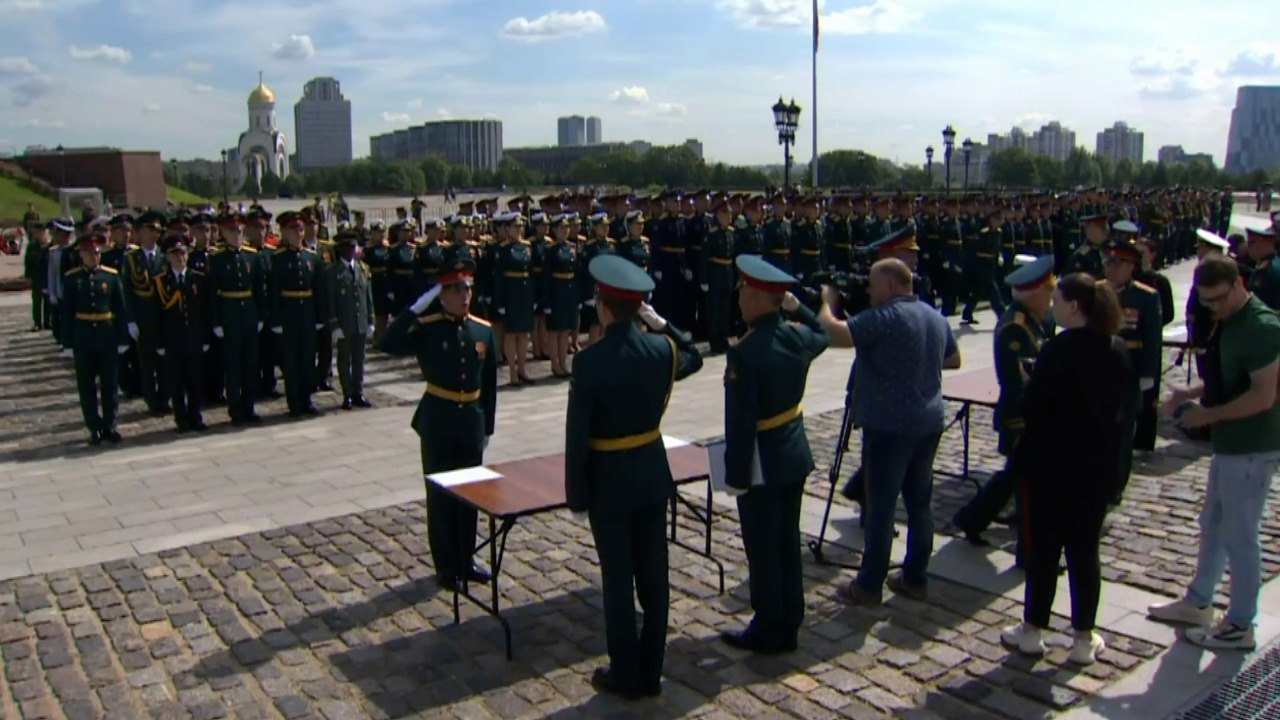В Москве выпускники Военного университета Минобороны РФ получили дипломы — видео