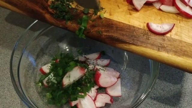 Салат с овощами и охотничьими колбасками.