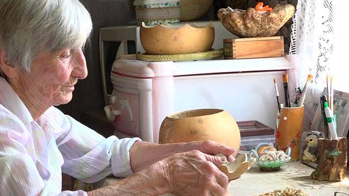 Валентина Цеова создает необычные изделия из тыквы