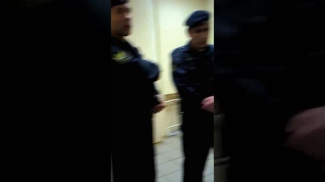 Приставы не пускают в суд журналиста