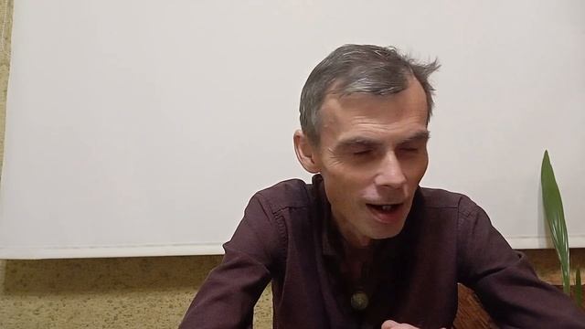она продолжает есть цветок. и египтяне не строили пирамиды