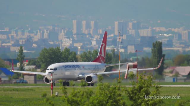 Боинг 737 Турецких авиалиний взлетает из аэропорта Алматы.