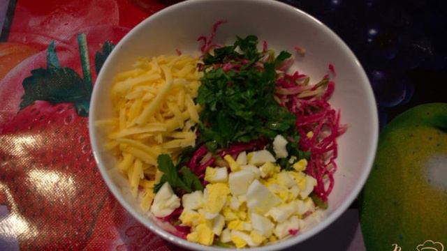 Сырный салат с овощами
