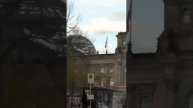 В Берлине неизвестные Герои водрузили на крышу Рейхстага знамя Победы. Пока Шольц спит, местные жите