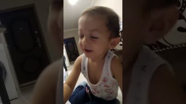Глеб поет песенку про акулу