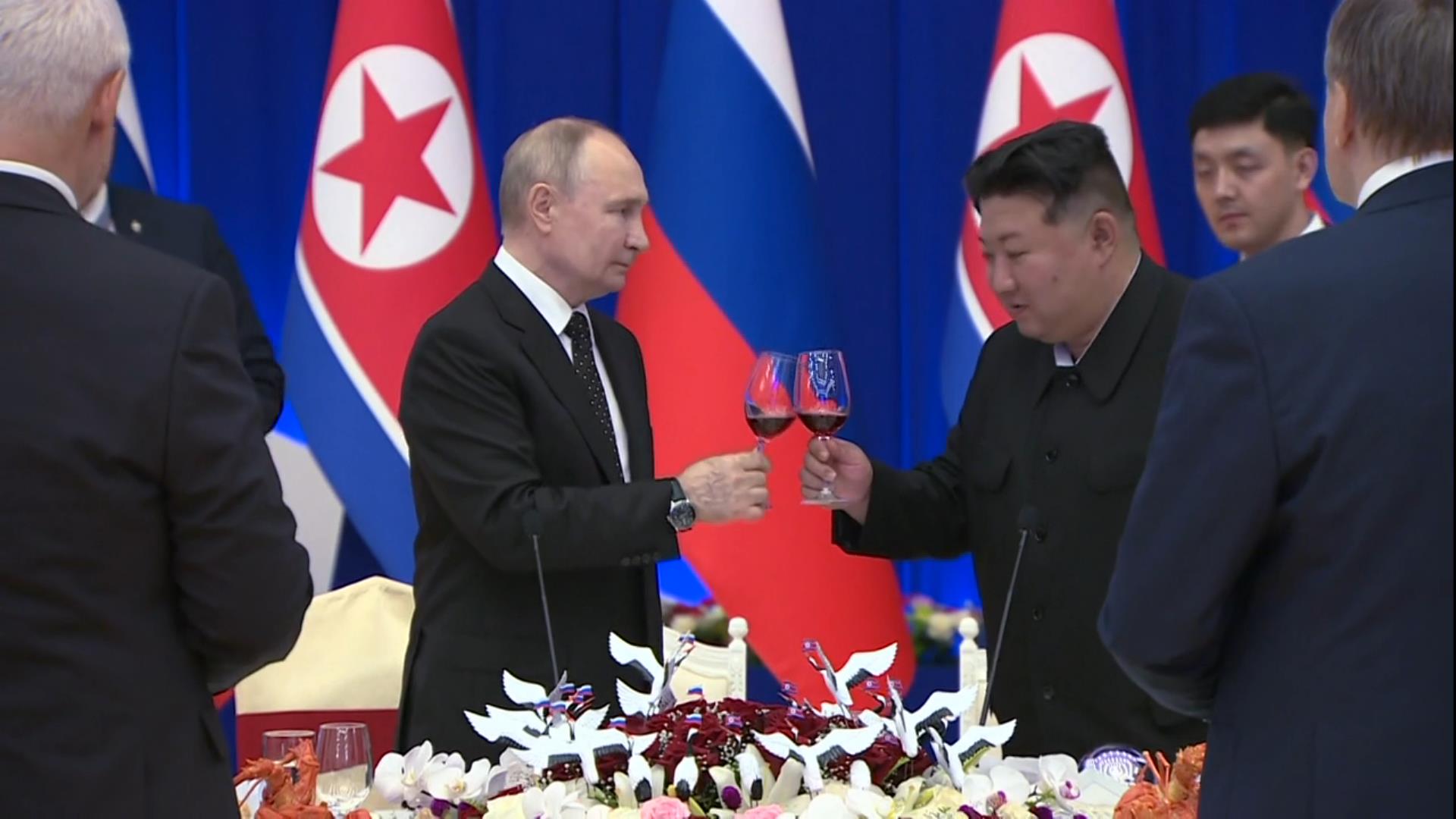 «Близкий сосед лучше дальнего родственника!»: Владимир Путин произнес тост за здоровье Ким Чен Ына