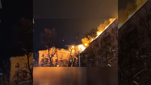 Из горящего жилого дома на севере Москвы эвакуируют людей