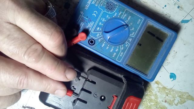 Измерение ЭДС аккумулятора сабельной пилы WOSAI