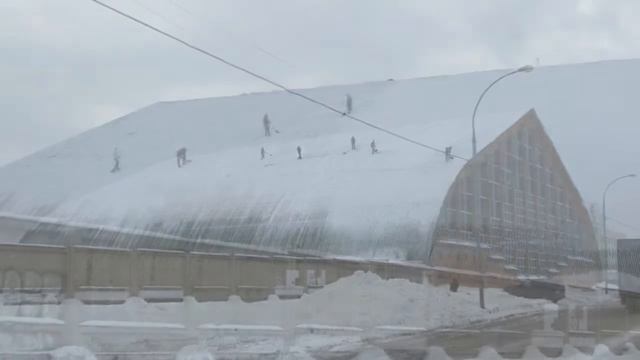 Чистка кровель от снега в Москве