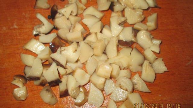 Салат с крабовыми палочками и маринованными грибами