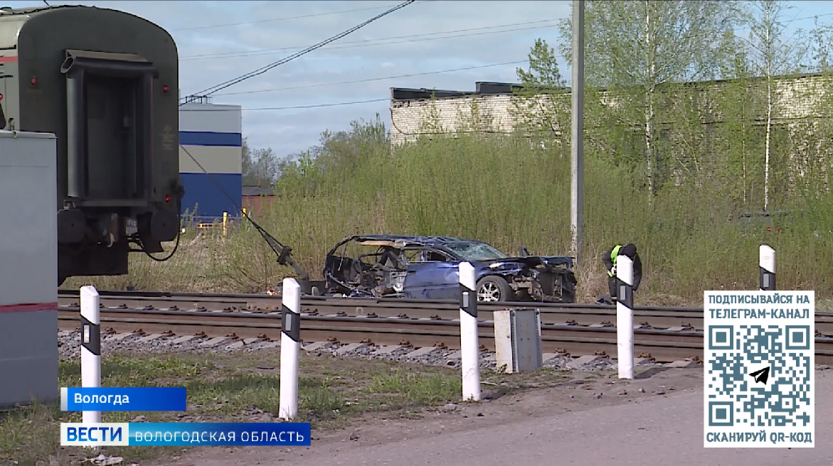 Пассажирский поезд сбил автомобиль в Вологде: есть погибший