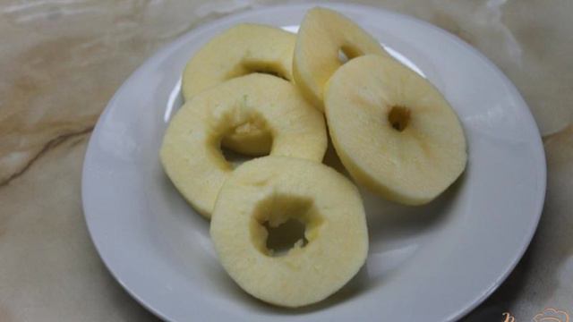 Яблочные кольца в сладком ванильном кляре
