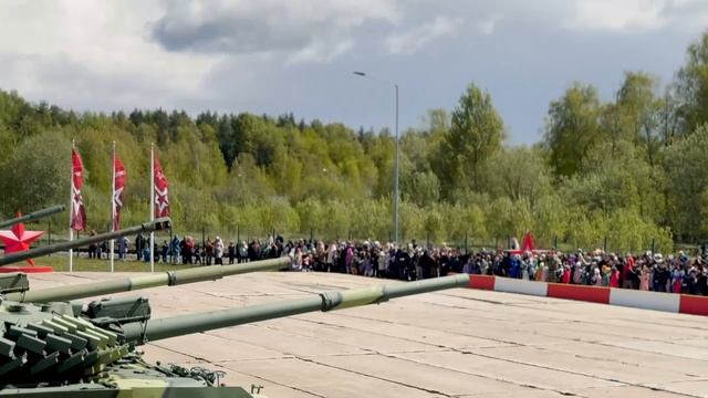 Легендарные Т-34 и СУ-76 показали гостям парка «Патриот». Танки совершили холостые выстрелы