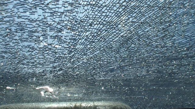 Как быстро отремонтировать разбитое стекло автомобиля.