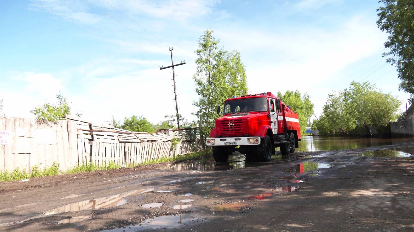 В Нижневартовске спасатели на пожарной машине патрулируют подтопленные районы
