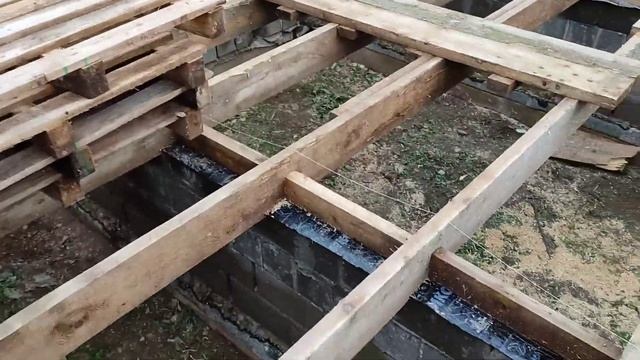 Парень сам за лето, Построил коробку дома из газобетона, в одиночку.