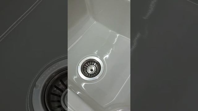 Какую белую мойку лучше выбрать для кухни  которая легко бы отмывалась не корябалась  и прослужи